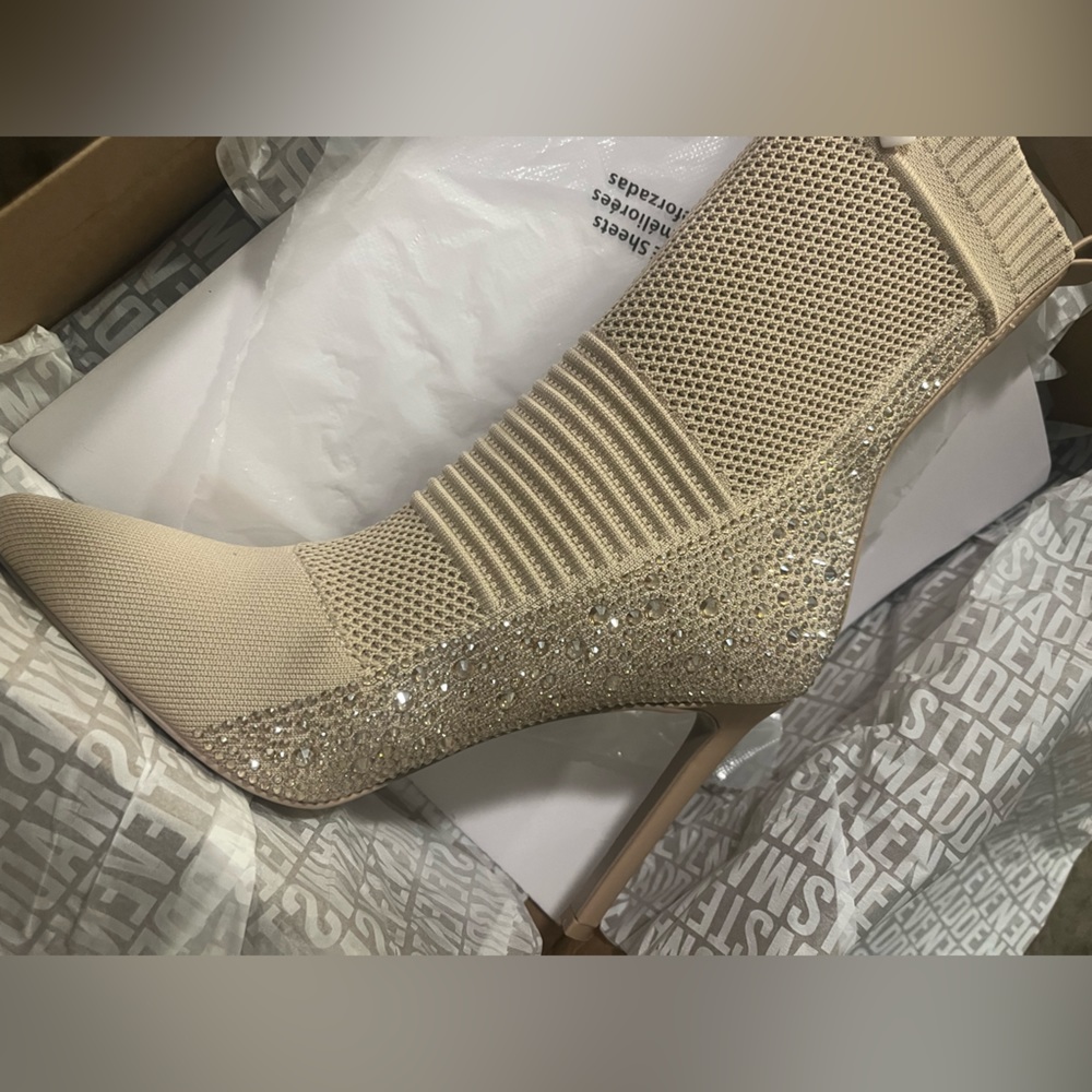 Never been worn- new in box! Steve Madden size 8 Maxwelle Heel